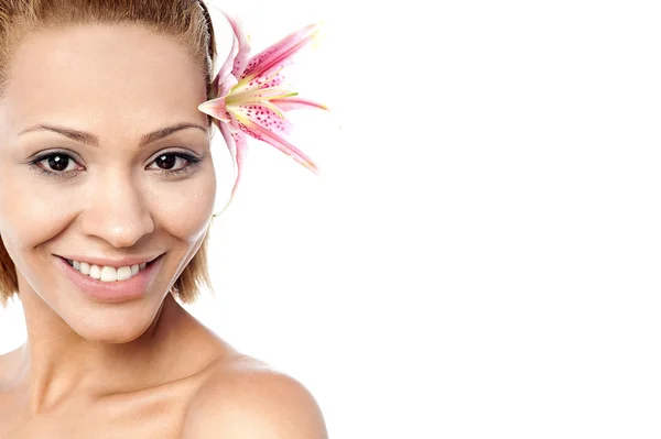 Bella donna sorridente con un giglio — Foto Stock