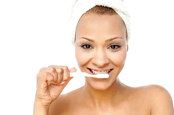 Smiling woman brushing her teeth — Stock Photo, Image