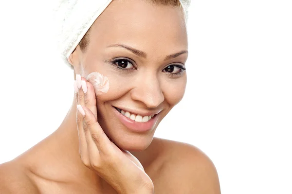 Pretty woman applying face cream — Stock Photo, Image