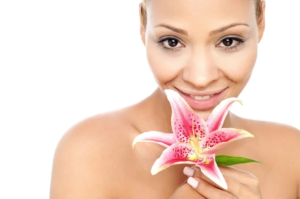 Mulher de beleza com uma flor de lírio — Fotografia de Stock