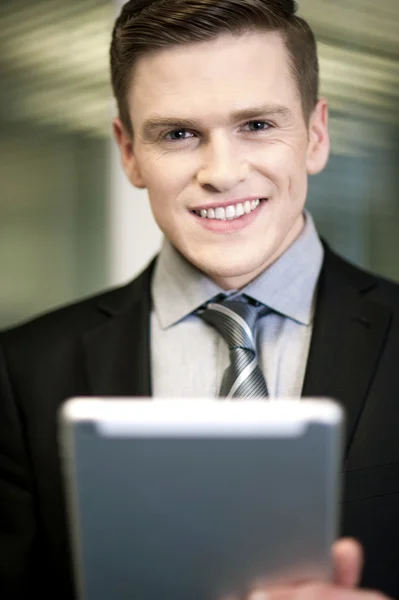 Homme d'affaires souriant avec tablette pc — Photo