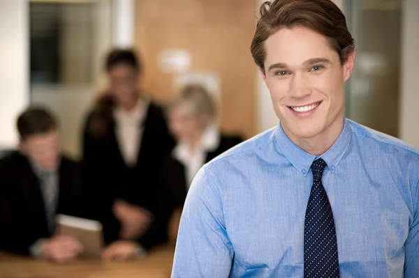 Zakelijke team op het werk, manager op voorgrond — Stockfoto