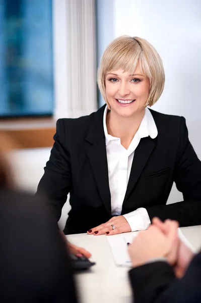 Affärskvinna som arbetar med hennes kollegor — Stockfoto
