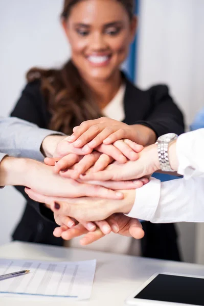 Equipo de negocios apilando manos — Foto de Stock