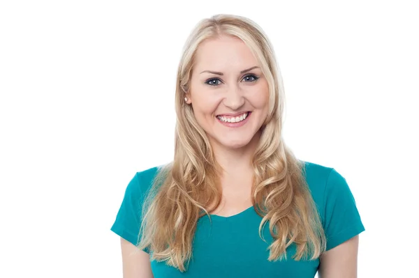 Retrato de mujer atractiva sonriente — Foto de Stock