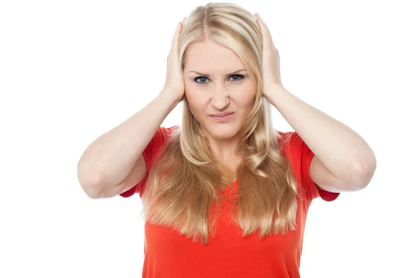 Young woman covering her ears — Stock Photo, Image