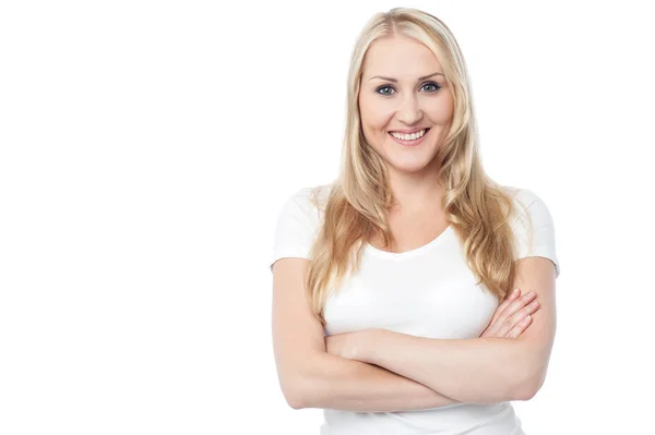 Mujer alegre posando con confianza — Foto de Stock