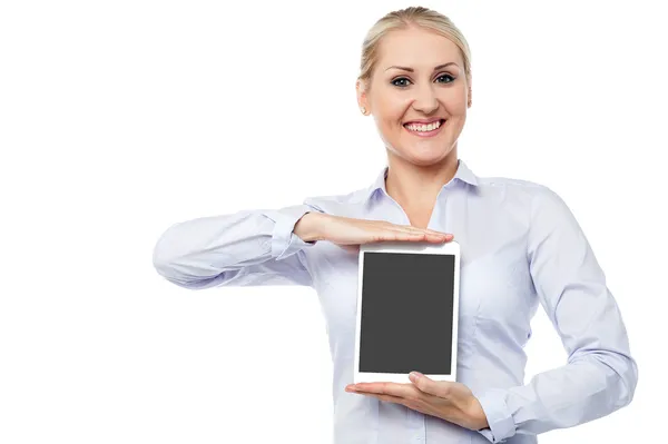 Verkäuferin präsentiert Touchpad-Gerät — Stockfoto