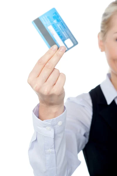 Senhora de negócios mostrando cartão de crédito — Fotografia de Stock