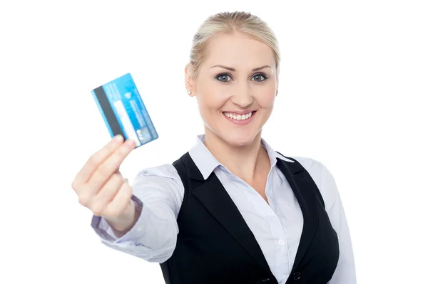 Inteligente senhora de negócios segurando cartão de crédito — Fotografia de Stock