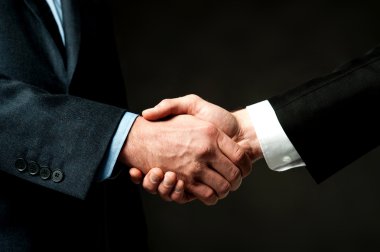 siyah arka plan üzerine iş anlaşması