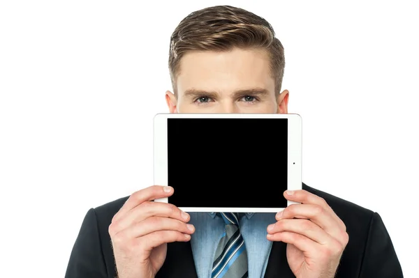 Homem escondendo seu rosto com dispositivo tablet — Fotografia de Stock