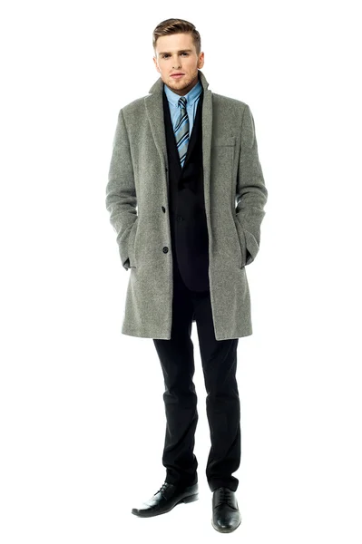 Firemní chlap nosí dlouhý kabát — Stock fotografie