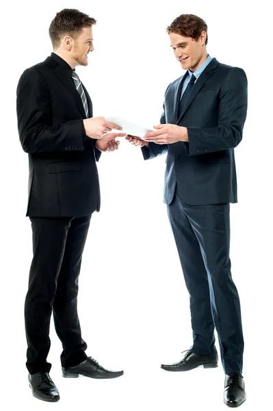 Two businessmen preparing a deal — Stock Photo, Image