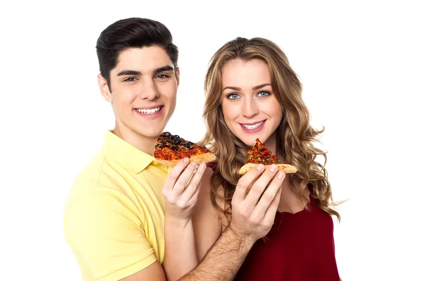 Pareja disfrutando de rebanadas de pizza juntos —  Fotos de Stock