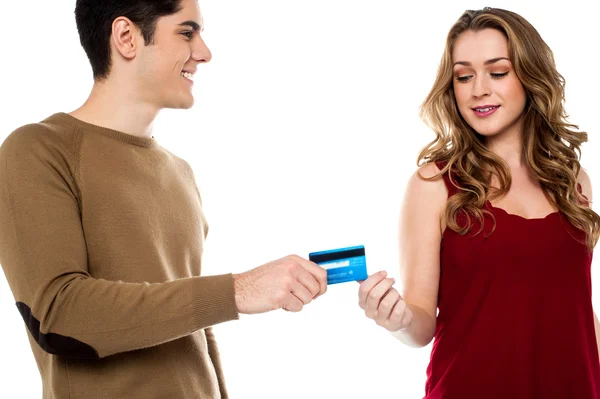 Namorado entregando cartão de crédito — Fotografia de Stock