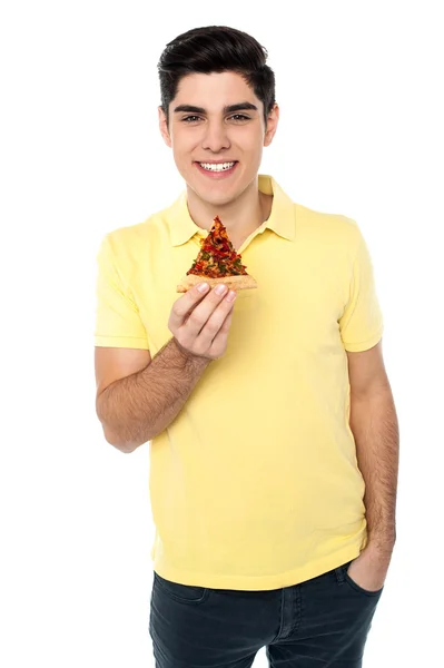 Casual pojke poserar med pizza slice — Stockfoto