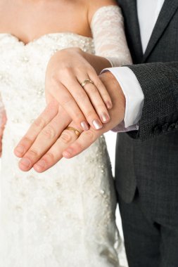 onların alyans gösterilen Çift