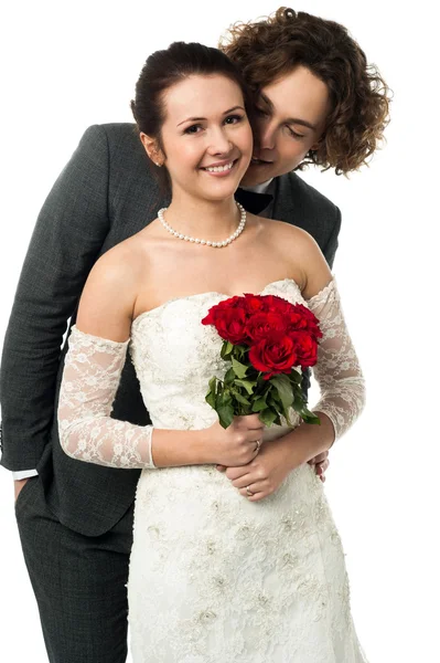 魅力的な若い新婚カップル — ストック写真