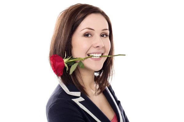 Dívka drží růže mezi zuby — Stock fotografie