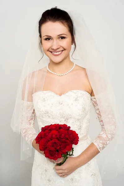 Noiva sorridente com um buquê de rosas — Fotografia de Stock