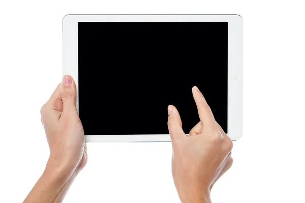 Dita puntate sullo schermo del tablet — Foto Stock