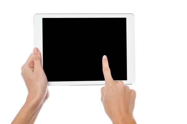Finger wird auf Tablet-Bildschirm gezeigt — Stockfoto