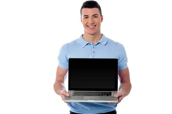 Der brandneue Laptop steht zum Verkauf — Stockfoto