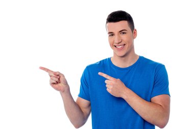 uzağa işaret eden sıradan genç adam