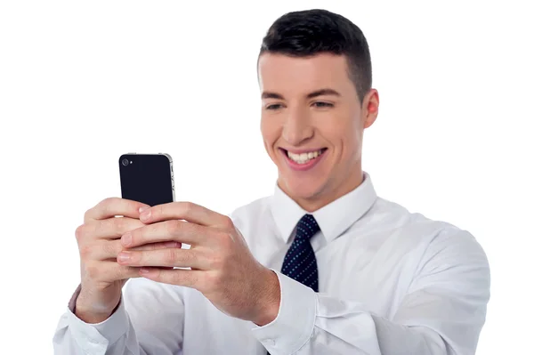 Корпоративный парень с помощью мобильного телефона — стоковое фото