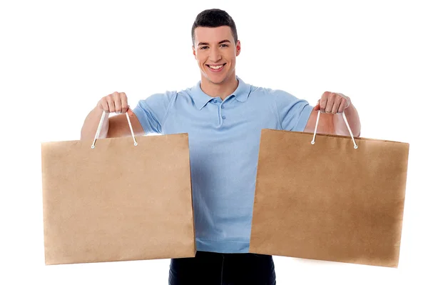 Jeune homme tenant des sacs à provisions — Photo