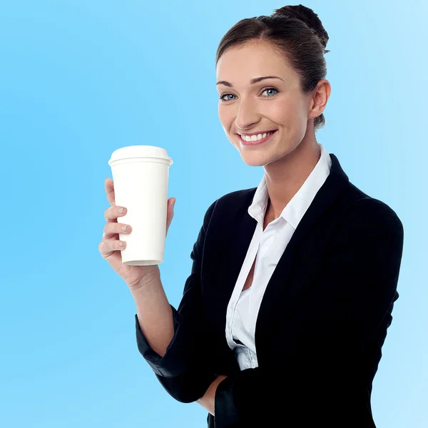 Cheerful business lady holding beverage — Stock Photo, Image
