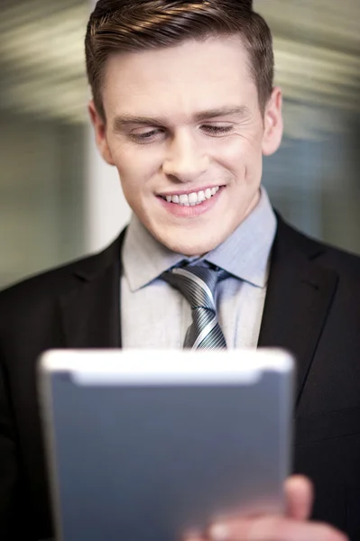 Zakenman die tablet pc gebruikt — Stockfoto