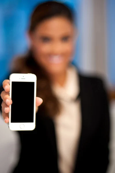 Saleswoman affichant mobile nouvellement lancé — Photo