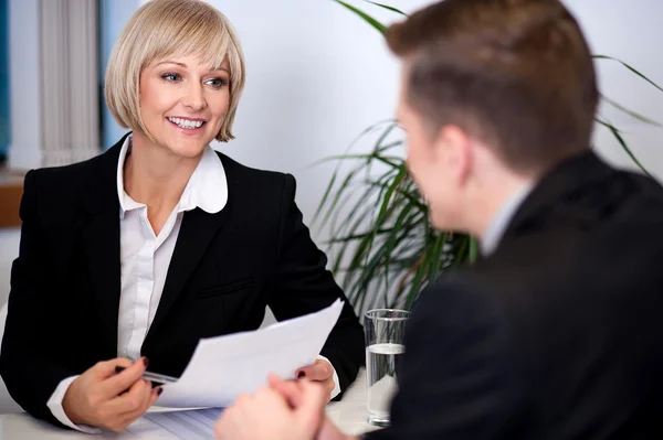 Empresaria que trabaja con sus colegas —  Fotos de Stock