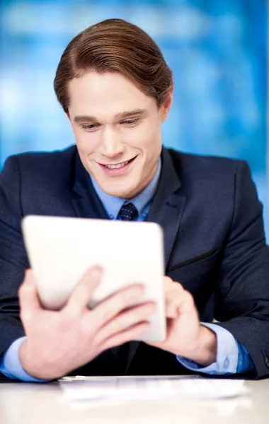 Chico corporativo de navegación en la tableta PC — Foto de Stock