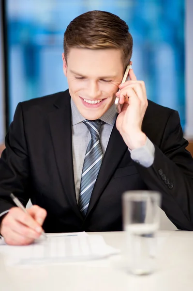 Sorrindo cara corporativo atender telefonema — Fotografia de Stock