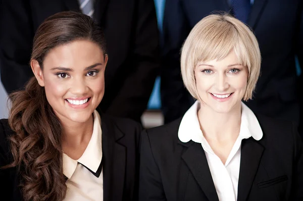 Mulheres executivas sorridentes no escritório — Fotografia de Stock