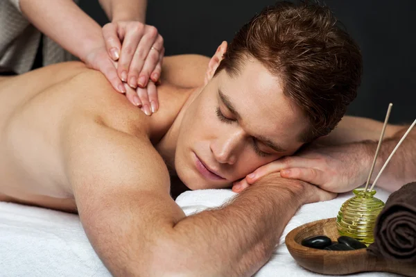 Man getting relaxing massage in spa — Stock Photo, Image