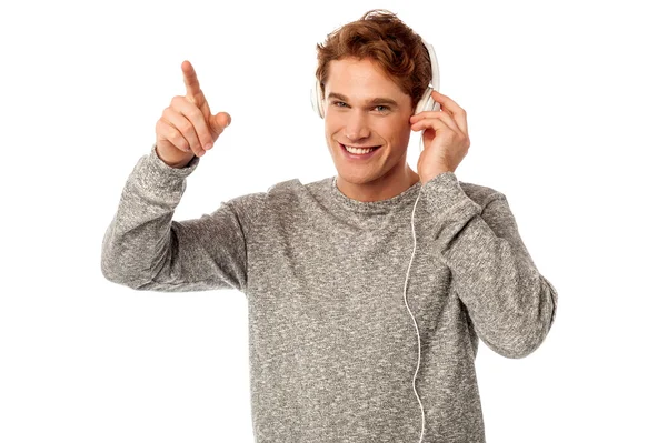 Cool ung snygg kille som njuter av musik — Stockfoto