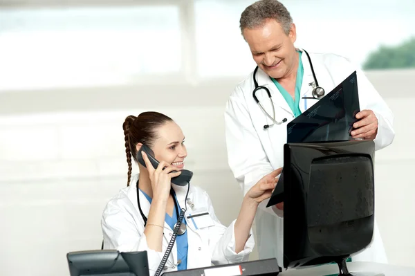 Ärzte begutachten Röntgenbericht der Patienten — Stockfoto