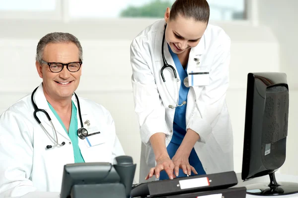 Zwei Phycisianer am Tisch bei der Arbeit — Stockfoto