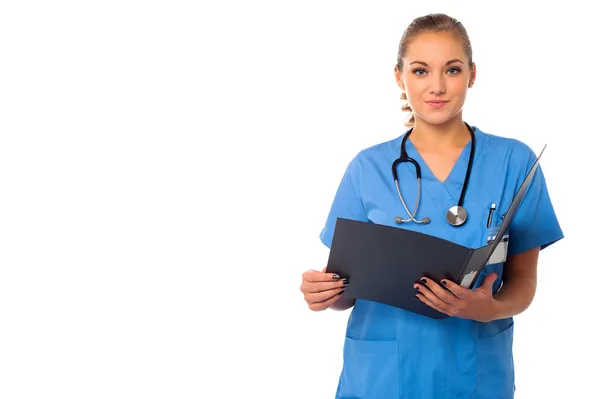 Medico donna che rivede i documenti — Foto Stock