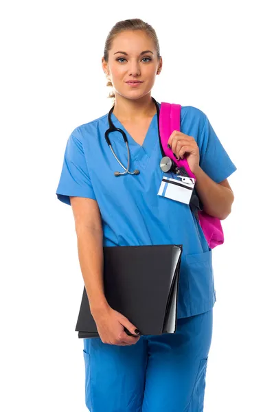 Senhora médico posando com mochila — Fotografia de Stock