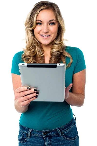 Kobiece kobieta model przy użyciu komputera typu tablet — Zdjęcie stockowe