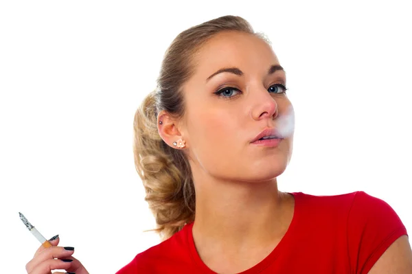 Junge Frau raucht — Stockfoto