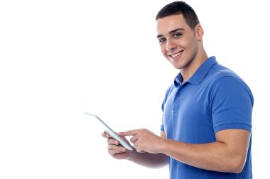 genç adam Tablet PC'yi kullanma