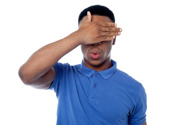 zeki genç bir adam gözünü gizleme