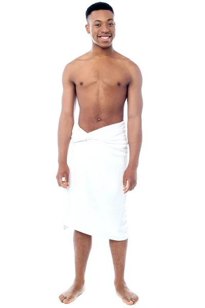 Jonge man dragen handdoek — Stockfoto