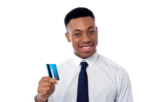 Empresário alegre segurando cartão de crédito — Fotografia de Stock